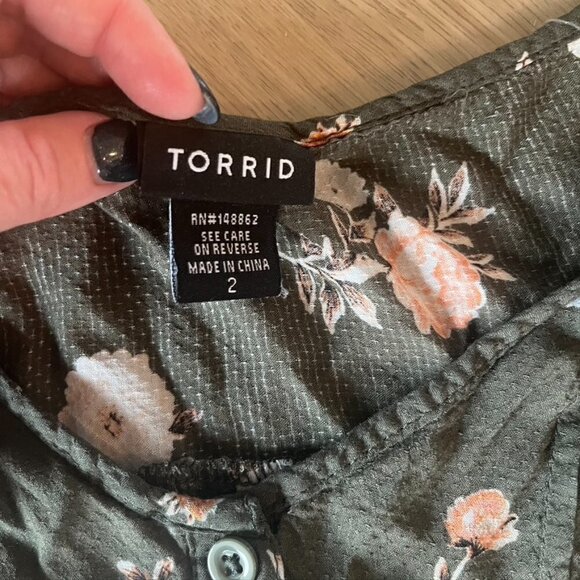 ** Torrid Flutter Sleeve Blouse Green Floral Size 2 - Picture 8 of 9